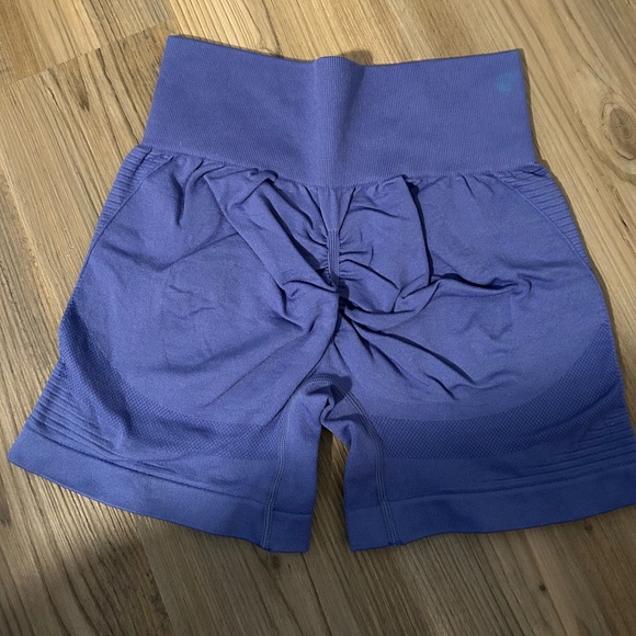 Scrunch bottom workout shorts - Picture 1 of 2